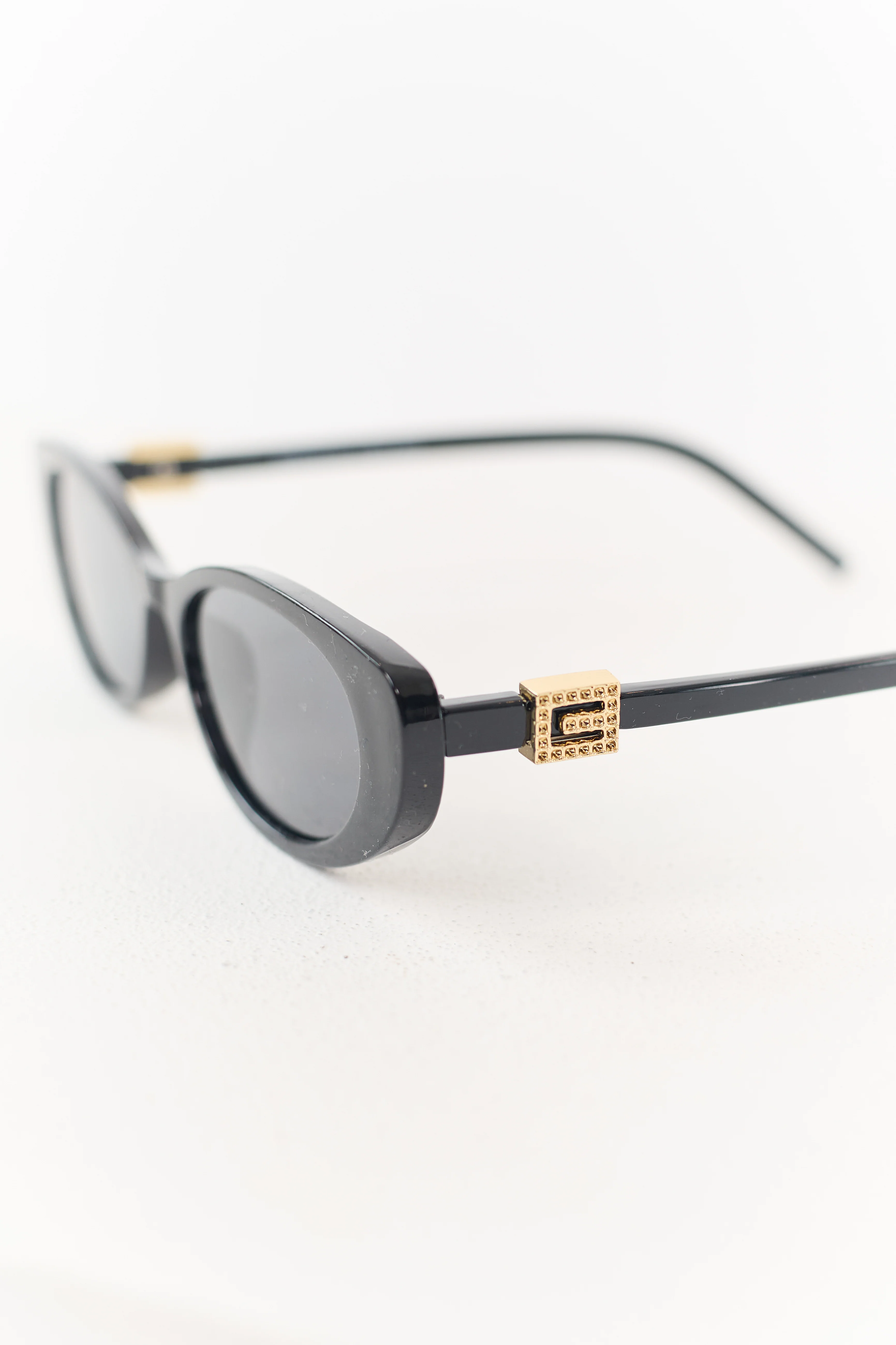 Black Oval Frame Metallic Accent Sunglasses - Image 3