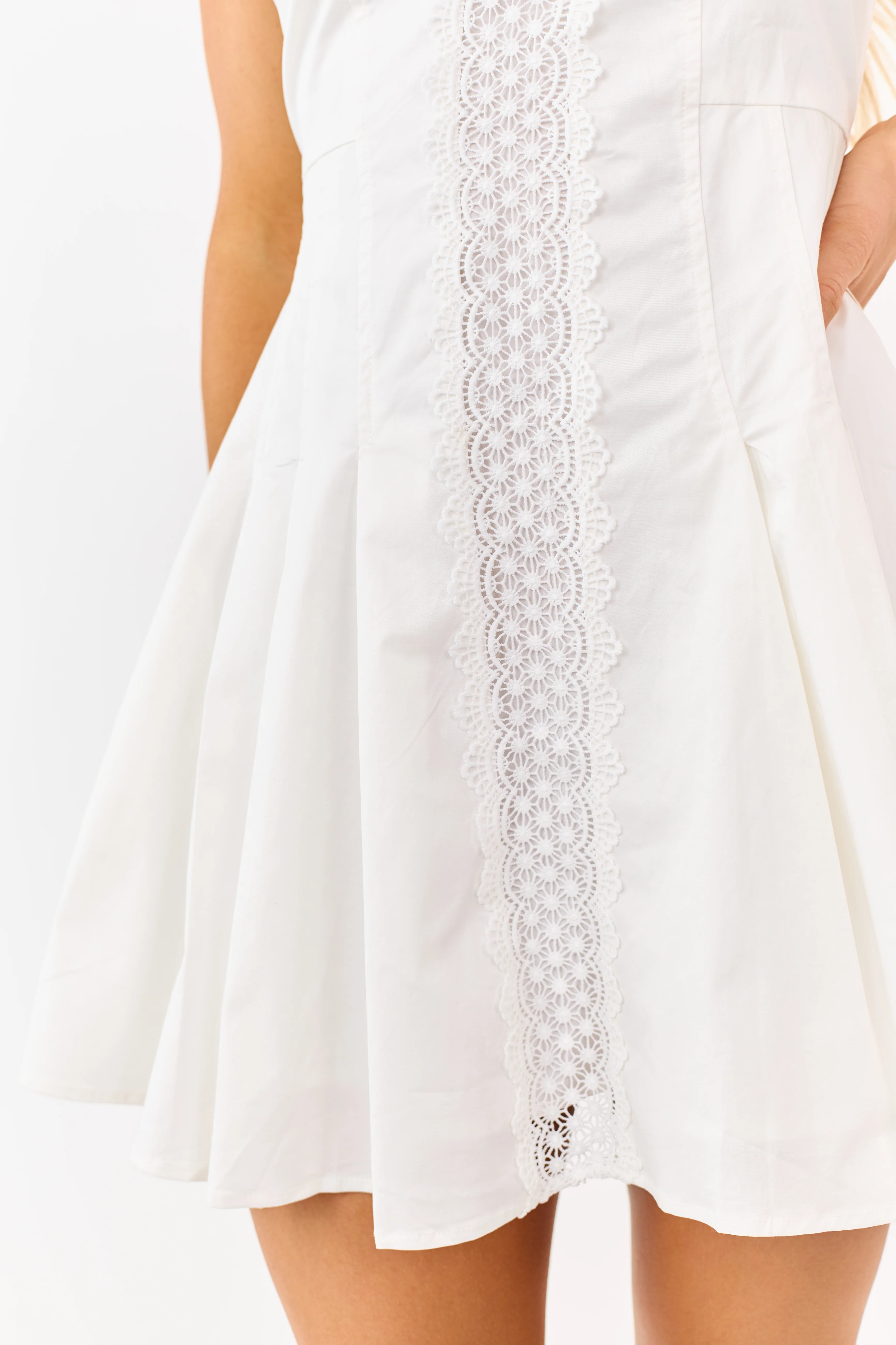 Off White Lace Panel Sleeveless Pleated Mini Dress - Image 2